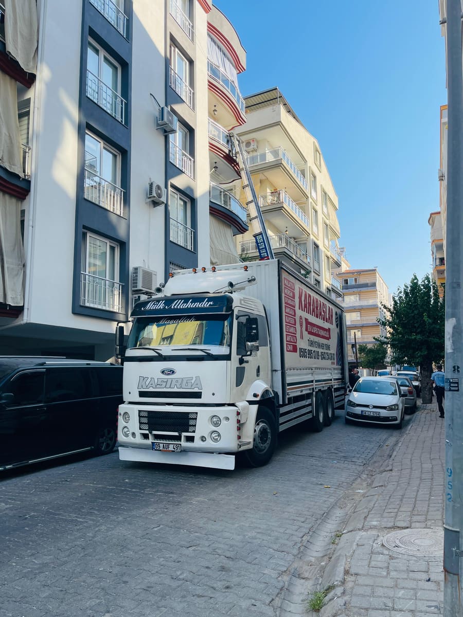 Havuzlu bir sitede teslimat günü